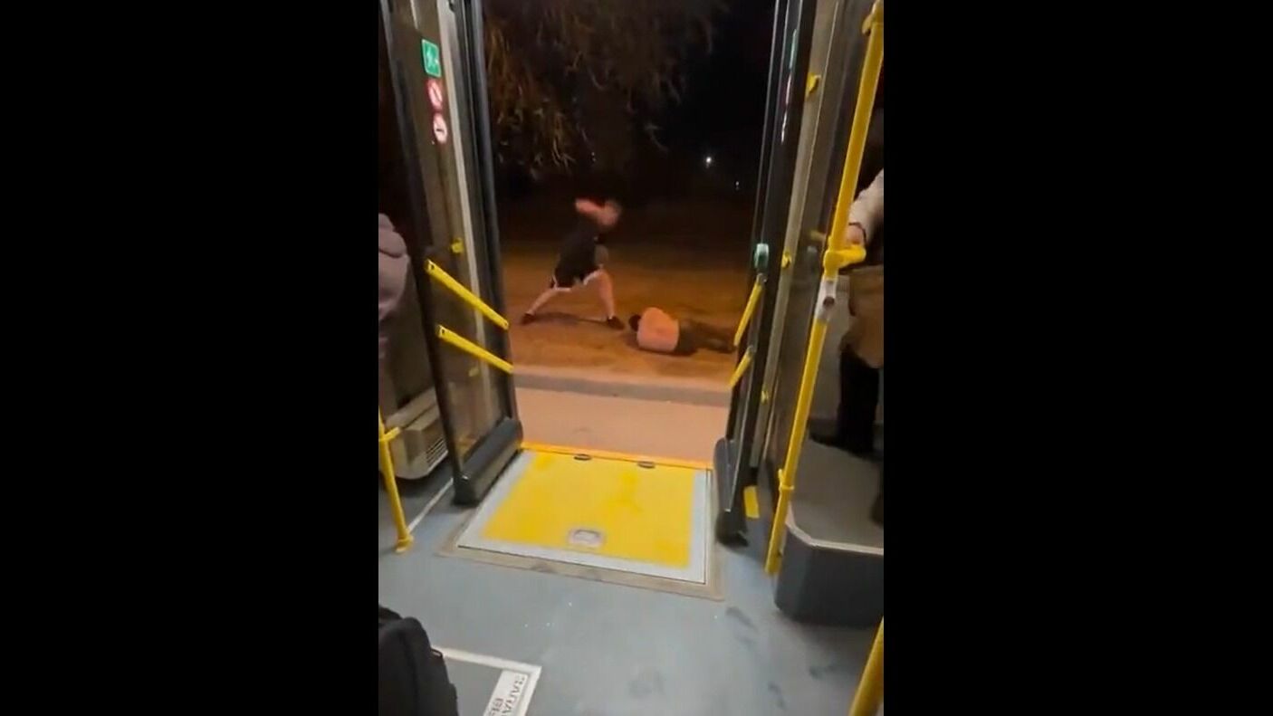 маршрутка на сиденьях в маршрутках. девочка в автобусе. подглядел в общественном транспорте. мужчина в общественном транспорте. красивые девушки в транспорте.