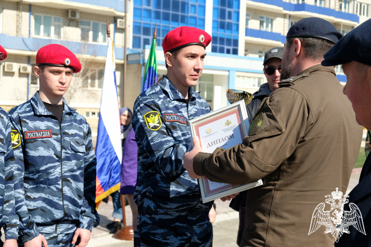 Военно-спортивная игра «Гвардеец» среди профильных классов Росгвардии прошла в Дагестане