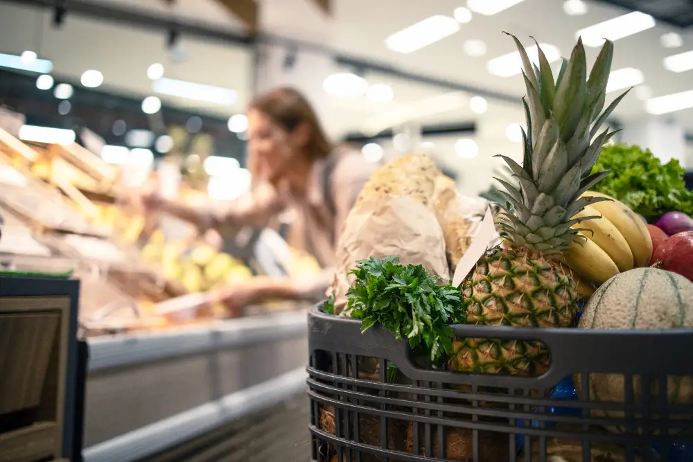 Продукты для новогоднего стола лучше закупить предварительно, оставив на последний день лишь зелень, овощи, фрукты и хлеб. Фото