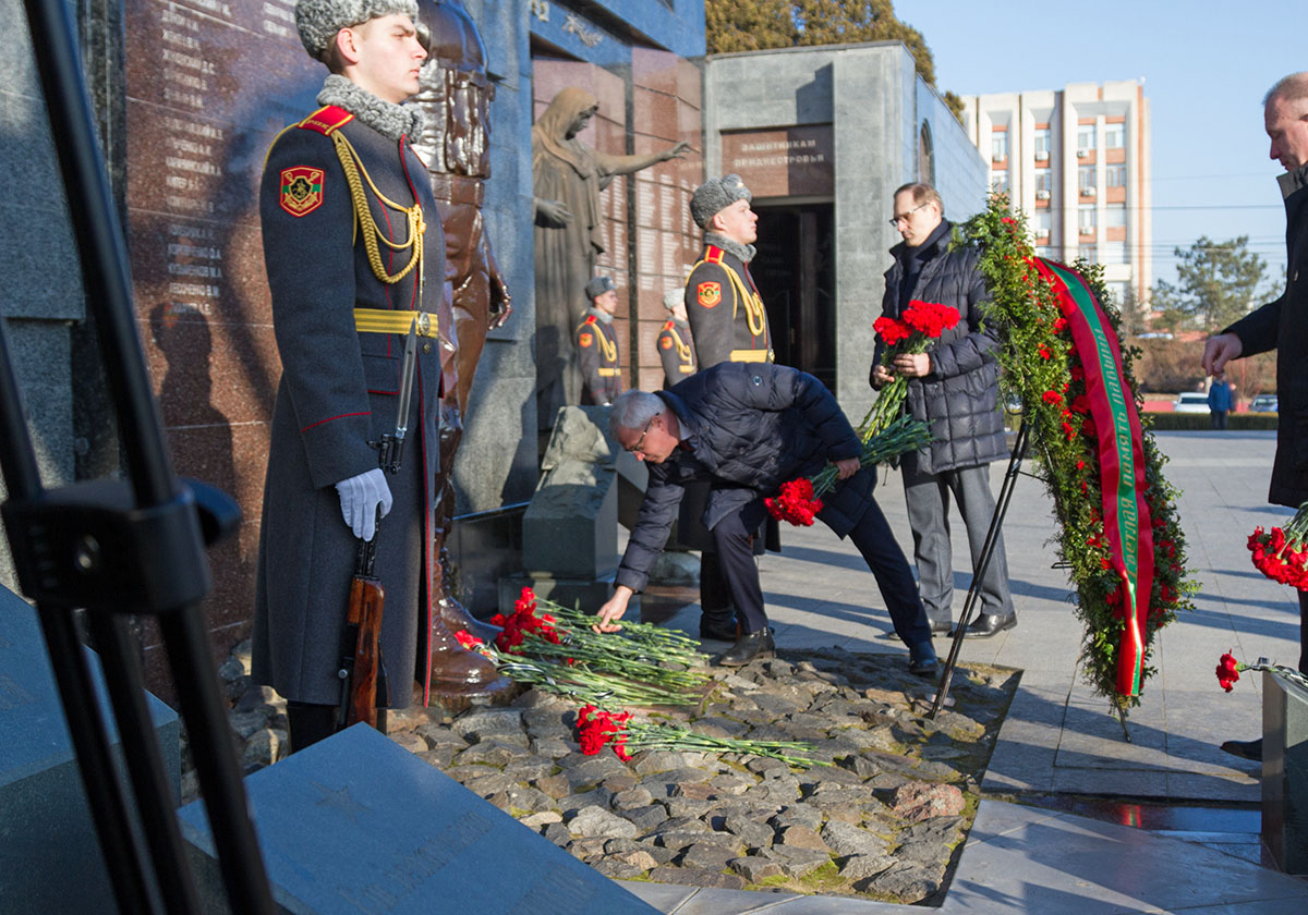 Почтить. Военные памятники. Памятник афганцам. Ветераны возлагают цветы. Воины интернационалисты.