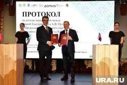 Алексей Орлов и Владимир Кухарев (слева) на подписании итогового протокола