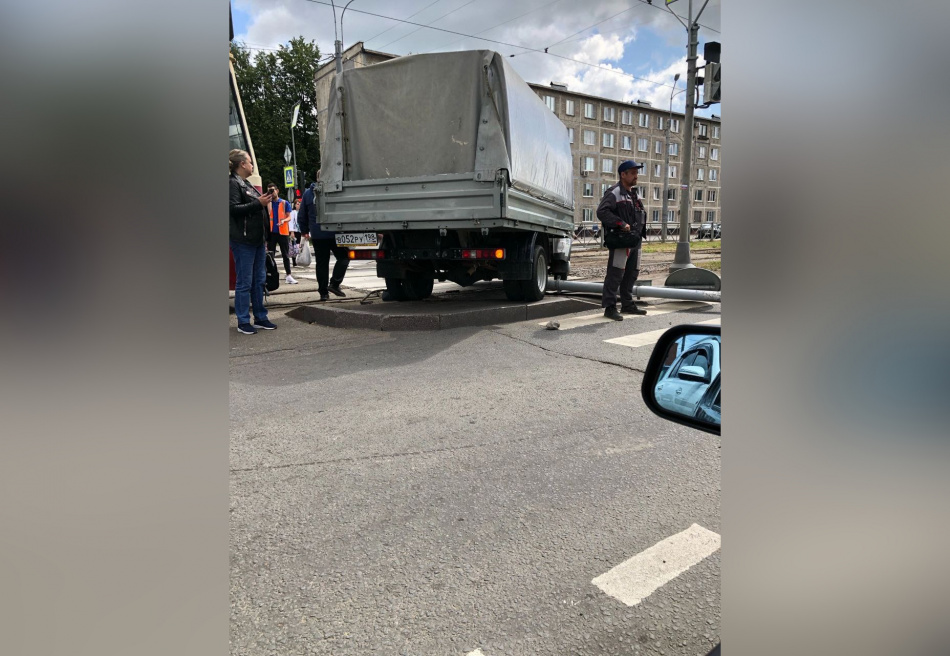 ДТП С трамваем в Санкт-Петербурге. Газель сбила мотоциклиста.