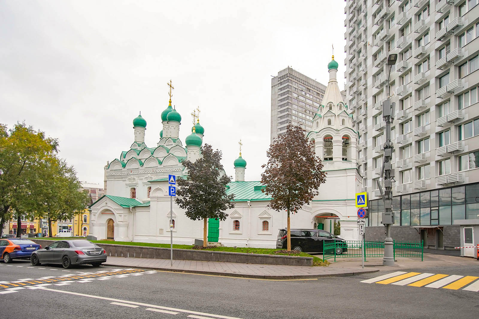 Храм на новом арбате. Храм Симеона Столпника на Арбате. Храм Симеона Столпника на поварской. Москва Церковь Симеона Столпника на поварской. Храм преподобного Симеона Столпника Москва.