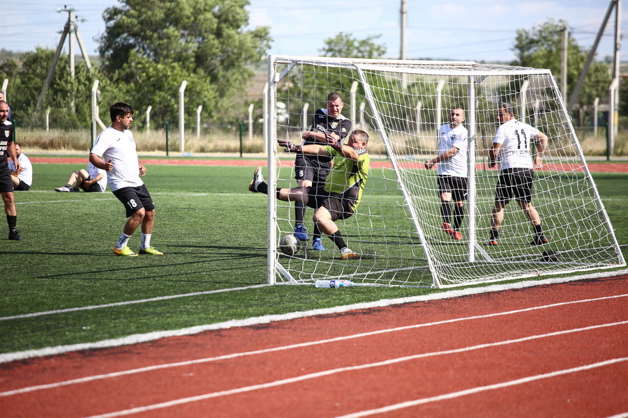 Память, голы и яркие эмоции. 12-й республиканский турнир по футболу прошел в Комрате