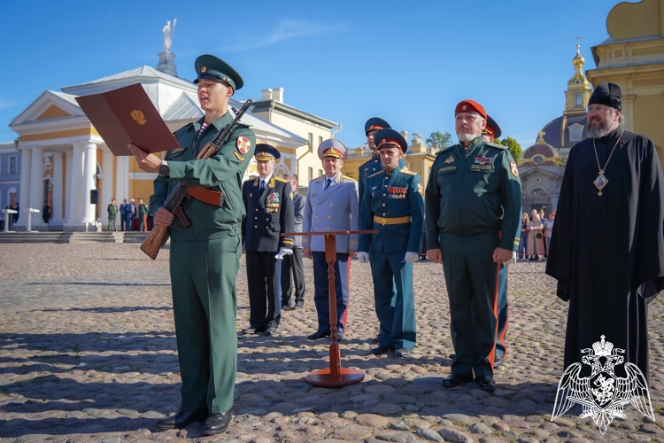 Новгородские первокурсники Военной академии Росгвардии приняли Военную присягу в Санкт-Петербурге