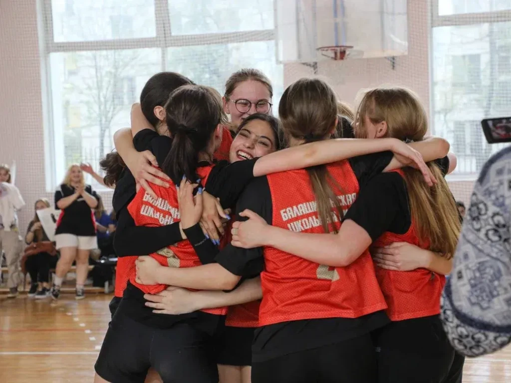 В Балашихе чемпионка мира по волейболу наградила победителей школьной лиги