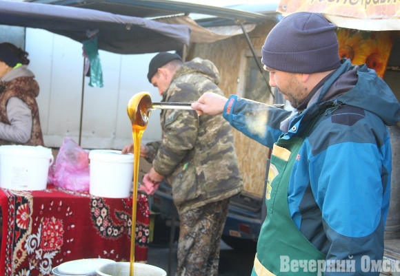 Медвежья дудка, забрус и восковая моль: в Омске прошла ярмарка меда