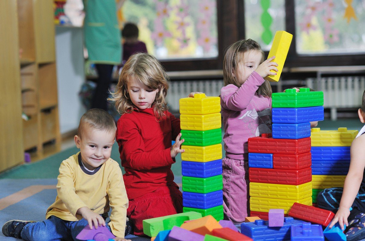 Kindergarten. Дети в детском саду. Дети в саду. Дети в детсаду. Ребёнок св детском саду.