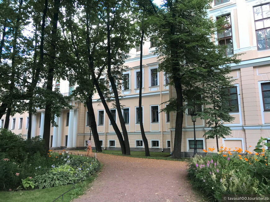 От Аничкова сада до улицы Росси