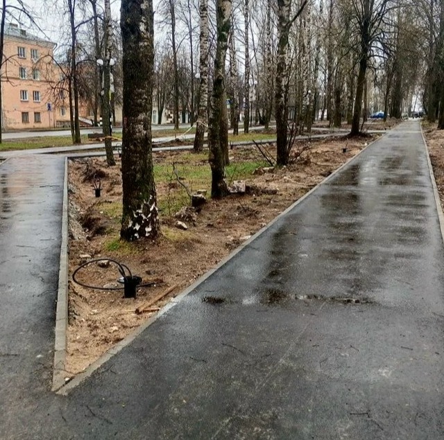 В сквере на Белинского в Коврове заасфальтировали дорожки и поставили фонари