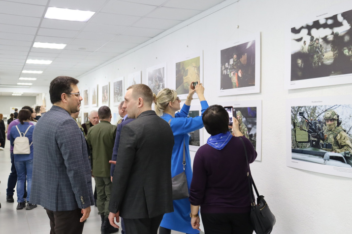 Выставка военного фотокорреспондента «Российской газеты» Владимира Аносова в БГПУ им. М. Акмуллы. Фото: пресс-служба РО РГО в РБ