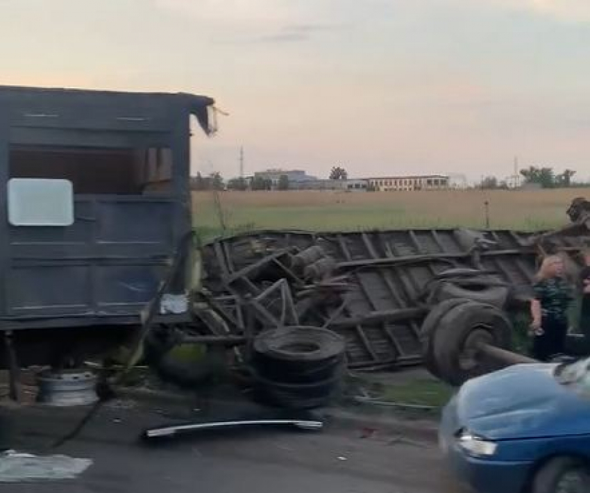 Фуру порвало на куски в массовом ДТП на юге Волгограда: видео