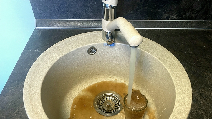 Как в "Маугли" не вышло. Главу "Водоканала" Первоуральска задержали из-за грязной воды в кране