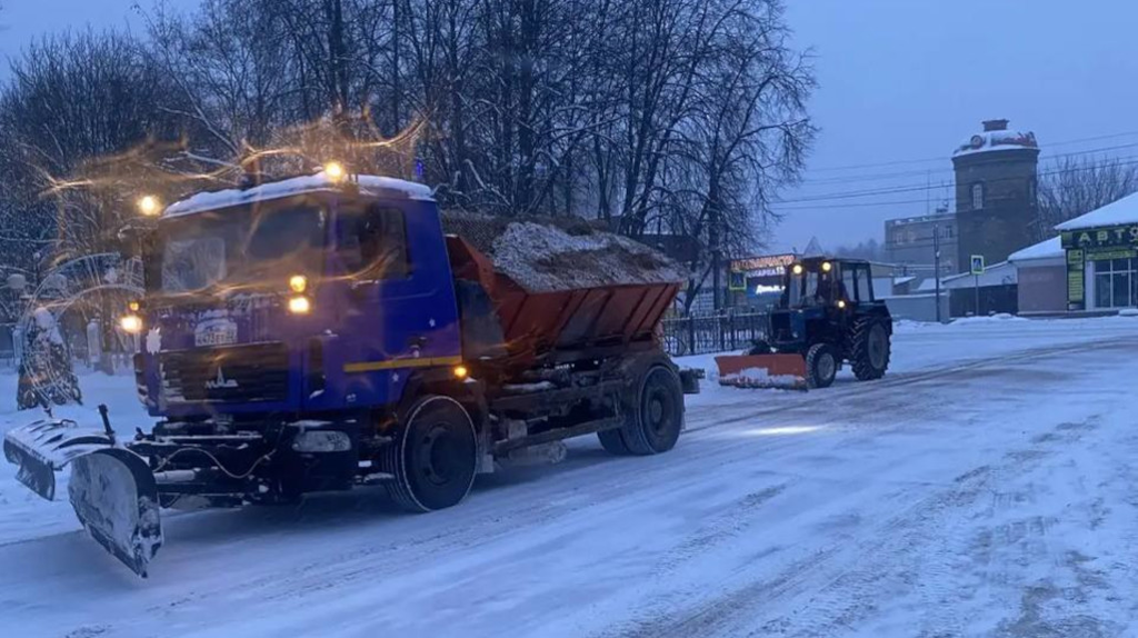 В Брянской области из-за сильного снегопада у коммунальщиков начался аврал