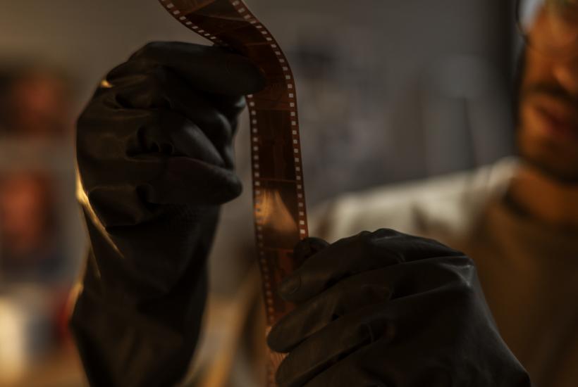 Человек с киноплёнкой