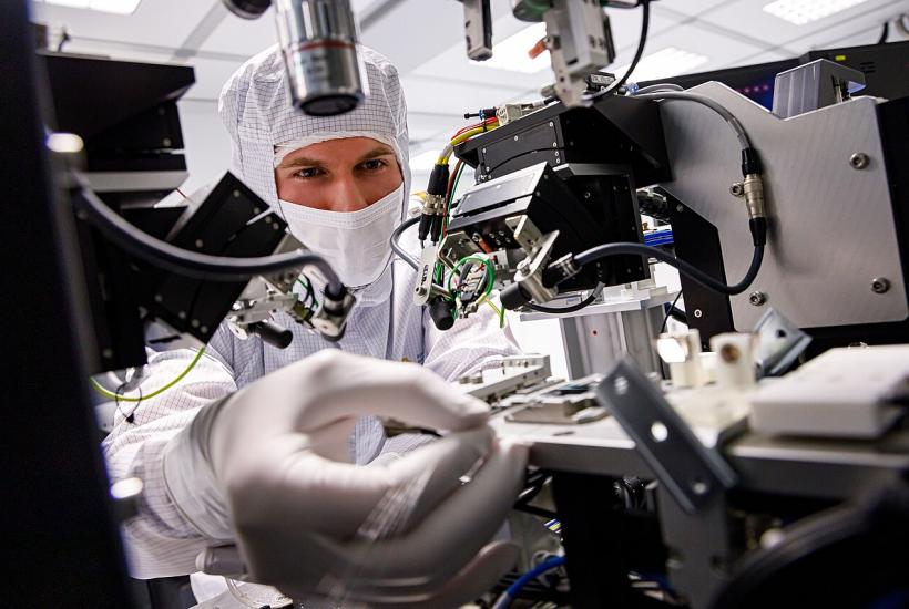 Лаборант с микроскопом