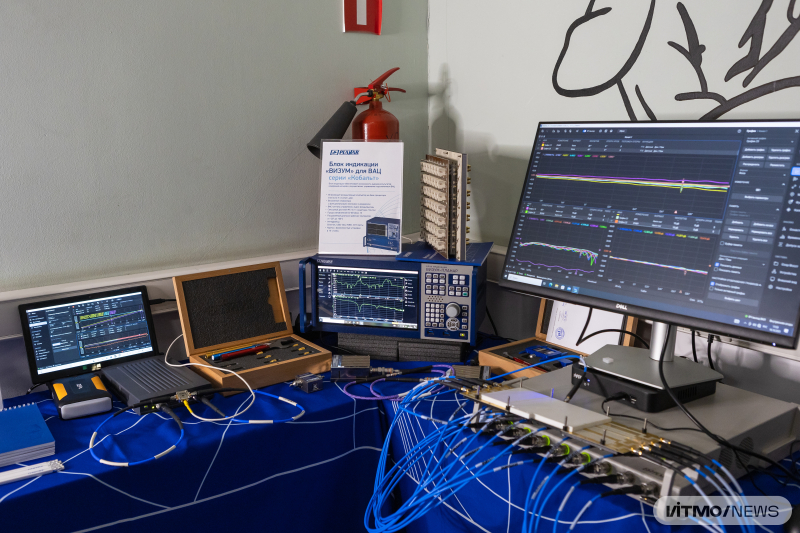 Оборудование компании «ПЛАНАР» для измерения многопортовых устройств с помощью векторных анализаторов цепей и портативные стенды для работы в полевых условиях. Фото: Дмитрий Григорьев / ITMO NEWS 