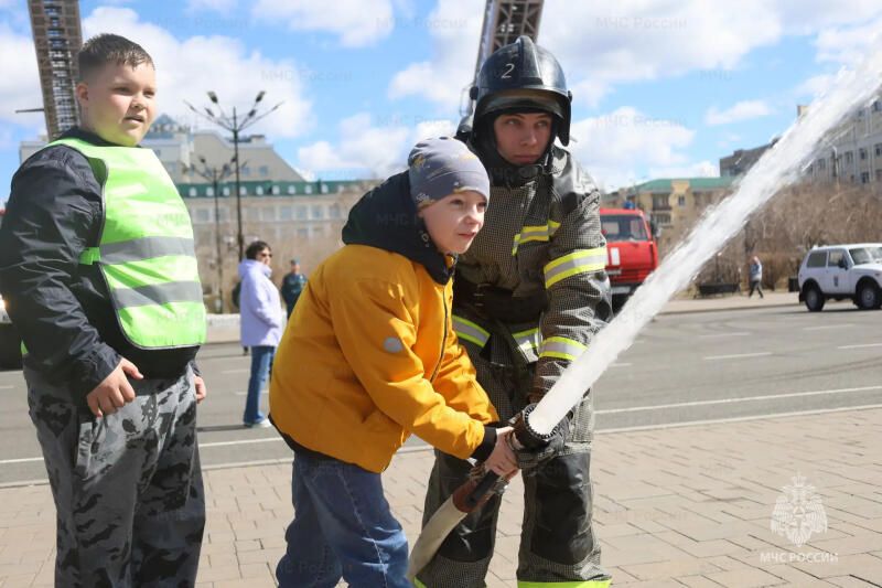 Пена до неба, резка металла и детская сборная: как на площади Ленина отметили День пожарной охраны