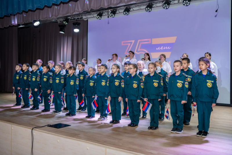 Юные спасатели Салехарда получили заслуженные награды из рук заместителя МЧС России