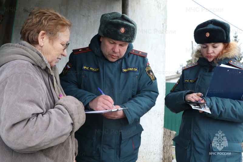В пос. Ивановский сегодня инструктировали граждан по пожарной безопасности