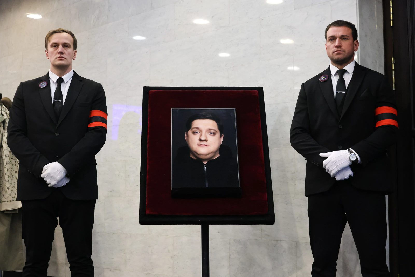 Сергей Бурунов, Гарик Харламов и Ирина Темичева простились с Романом Поповым