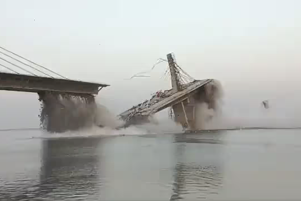Обрушение моста. Мост в Индии. Мост который уходит под воду. Страшный мост.