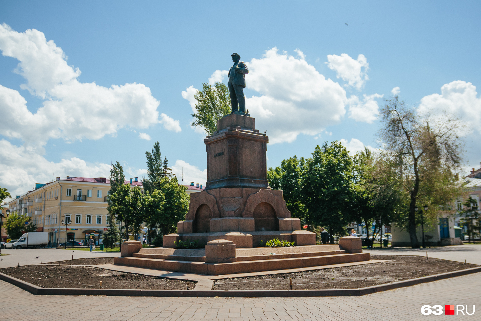 памятник ленину на площади революции