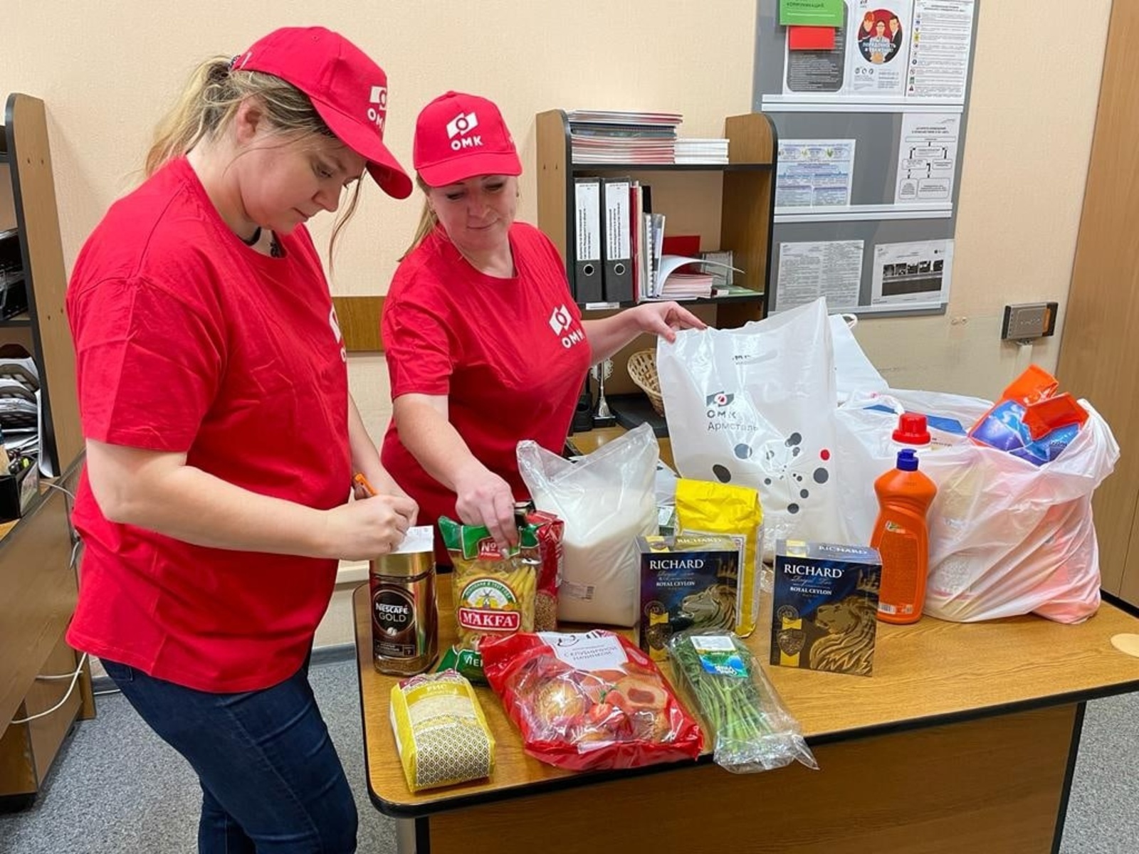 Волонтерские организации в москве. Помощь волонтеров. Сбор добровольцев на украину в г. Волонтеры гуманитарная помощь. Волонтеры собирают гуманитарную помощь.