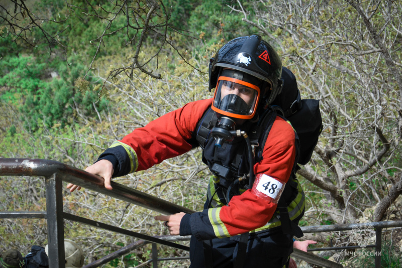 «Легендарный вызов»: пожарные и спасатели из разных регионов России преодолели 800 ступеней на севастопольском мысе Фиолент