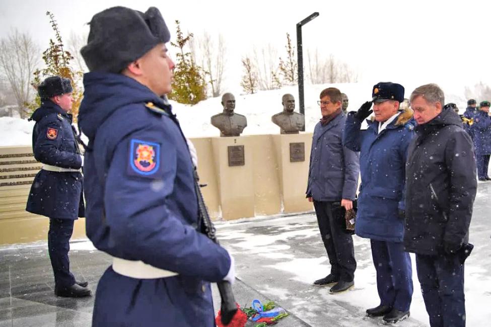 Возложение цветов к мемориальному комплексу