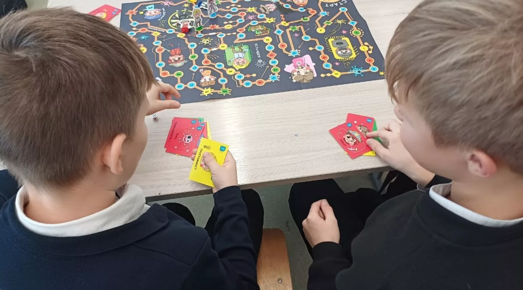 Школьники из Барнаула приняли участие в марафоне настолок «Безопасный интернет», организованном «Ростелекомом»