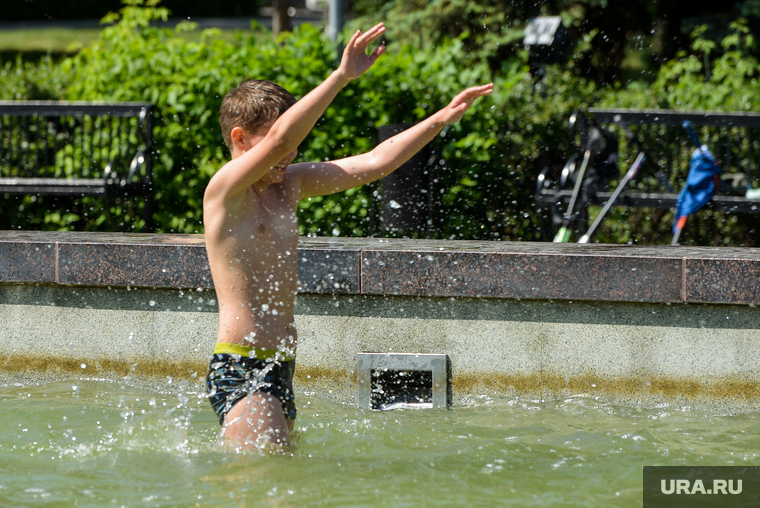 Челябинск купание. Жара летом. Аномальная жара Челябинск. Травмы детей на фонтанах.