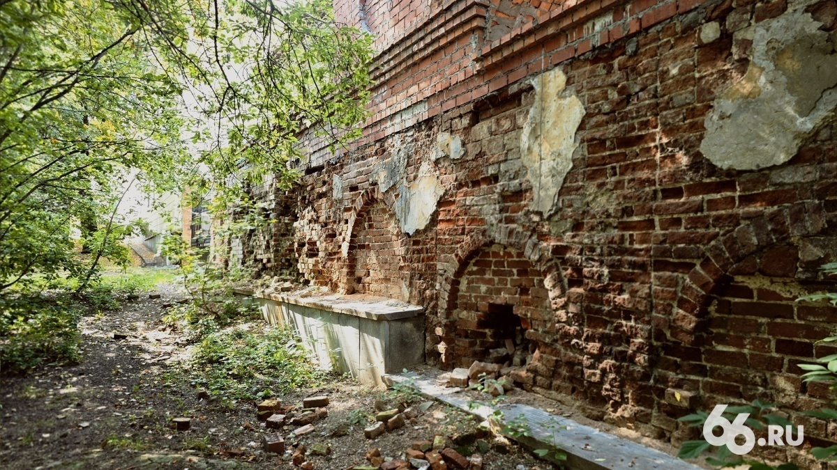 Мэрия ищет новое место для 3600 детей, которые учатся в разрушающейся усадьбе Харитонова