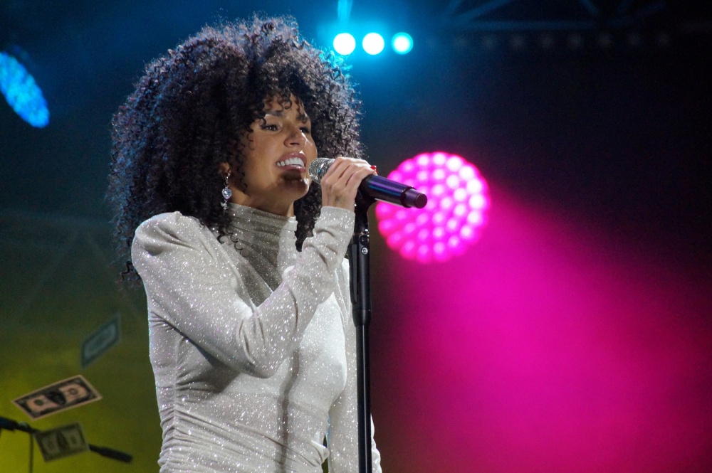 Zivert певица. Zivert певица. Концерт. Erykah badu фото. Zivert концерт.