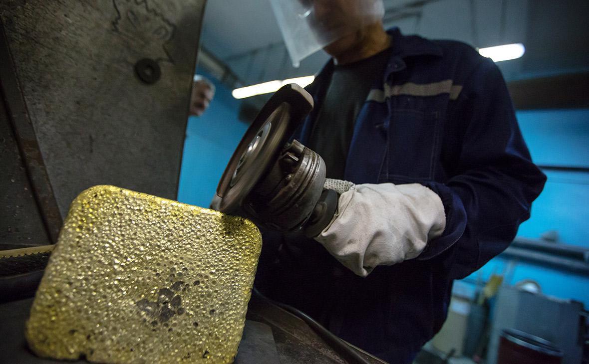 Слиток золота. Плавленое золото. Где применяется золото. Добыча благородных металлов. Где получить золото.