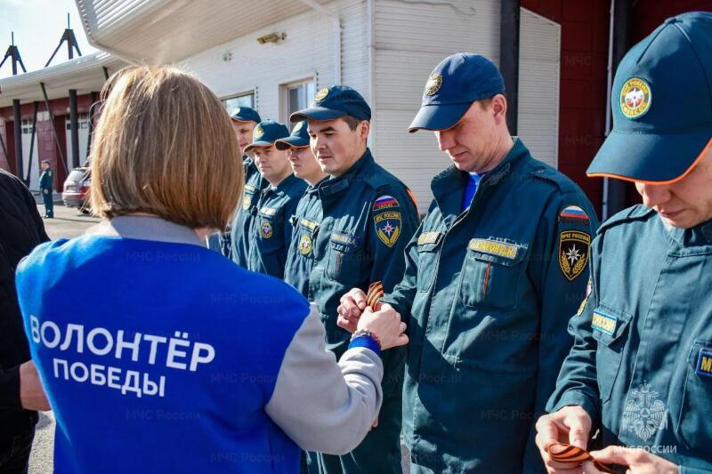 В преддверии Дня Победы сотрудники подразделений МЧС России по Югре присоединились к акциям «Георгиевская ленточка» и «Красная гвоздика»