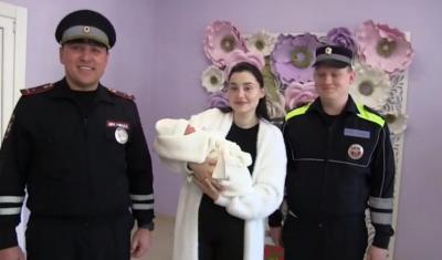 Сотрудники ГАИ довезли рожающую женщину до перинатального центра в Саратове
