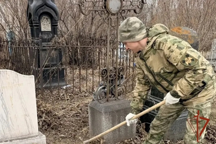 В Железногорске военнослужащие Росгвардии приняли участие в субботнике «Сохраним наследие»