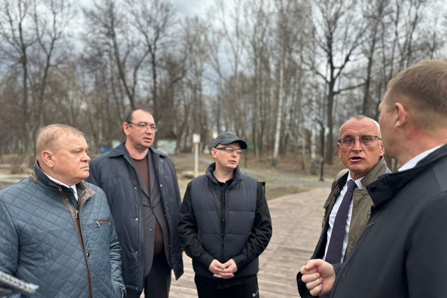Депутаты Виктор Горбунов и Сергей Мельников ознакомились с реконструкцией парка в городе Шумерля