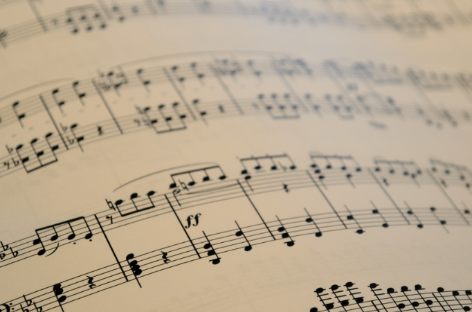 Стало известно, как композиторы заставляют музыку к фильмам ужасов звучать пугающе