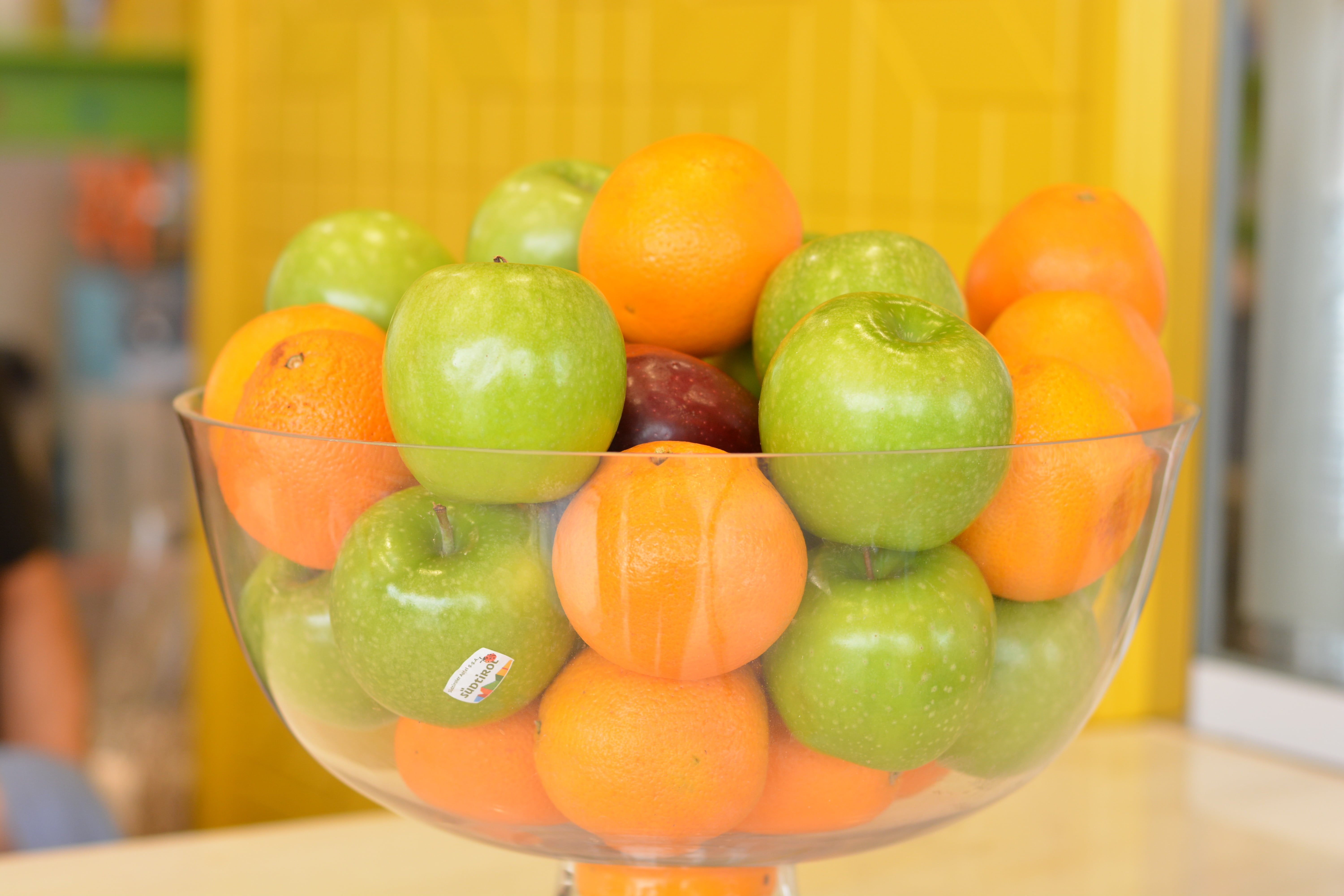 Все фрукты блокс фруит. Яблоко и апельсин. Ваза с апельсинами. Ваза с яблоками и апельсинами. Стеклянные фрукты.