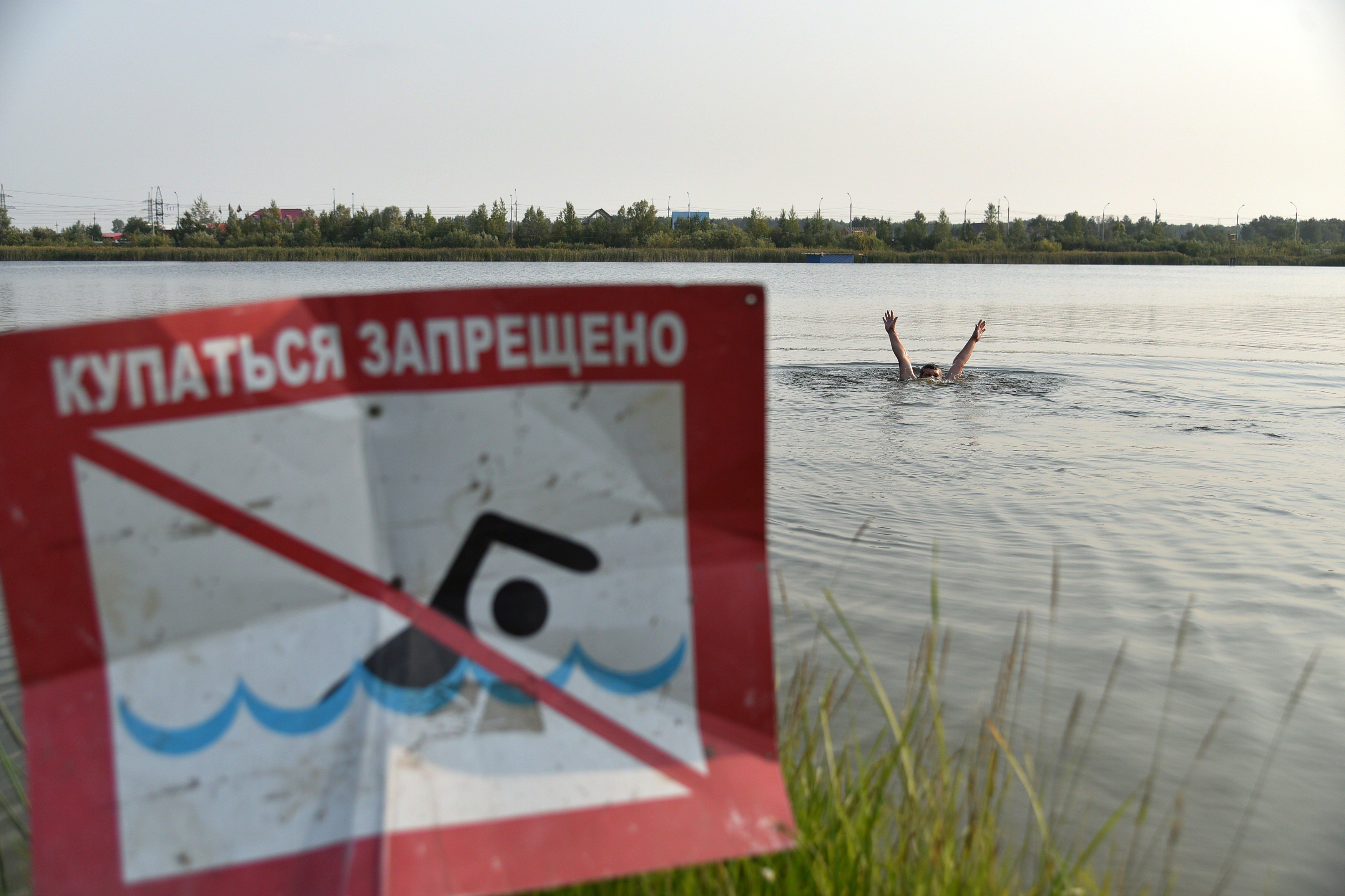 Запрет плавать на лодке. Купаться запрещено. Купание запрещено табличка. Запрещается купаться. Купание в необорудованных местах.