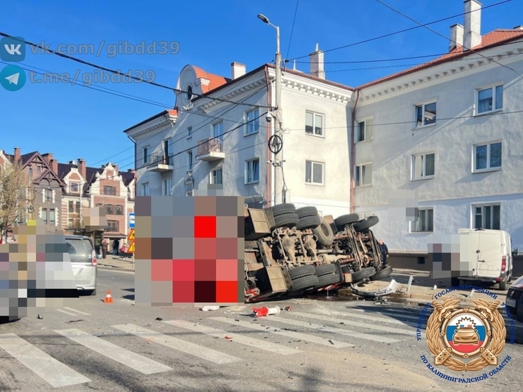 В Калининграде грузовик перевернулся после столкновения с двумя авто