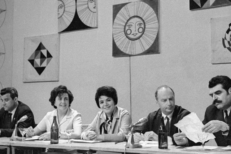 Композиторы Ян Френкель, Оскар Фельцман и певица Майя Кристалинская принимают участие в работе жюри телепередаче «Алло, мы ищем таланты!», 1969 год