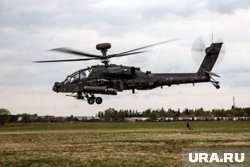 В ХМАО на доме появился плакат с изображением американского вертолета «Апач»
