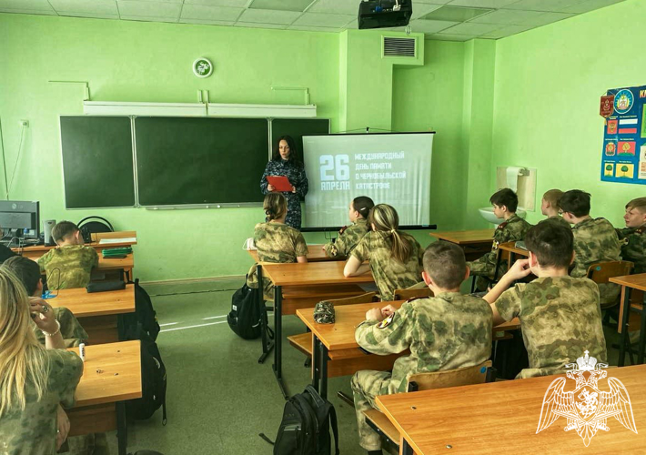 В Липецке росгвардейцы провели военно-исторический урок мужества для школьников