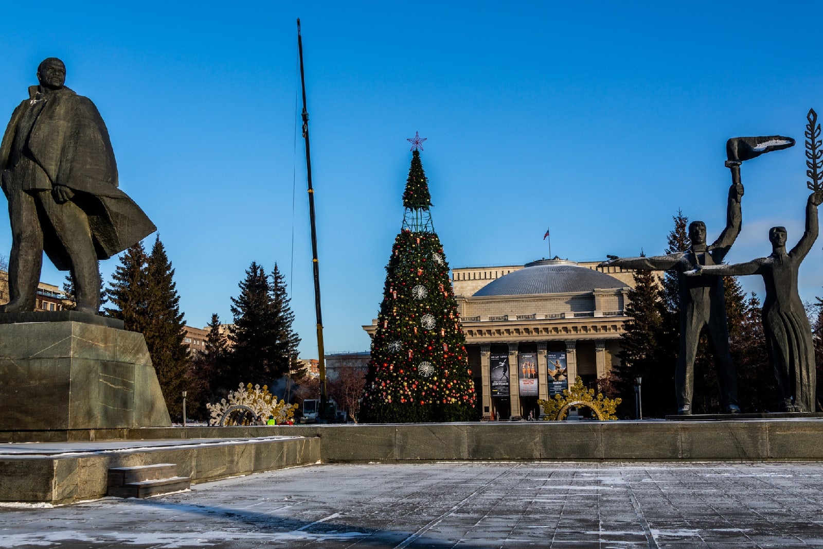 Взять новосибирске. Новогодняя елка. Новогодняя площадь Ленина Новосибирск. Новогодний Новосибирск фото. Новогодние елки города Новосибирск.