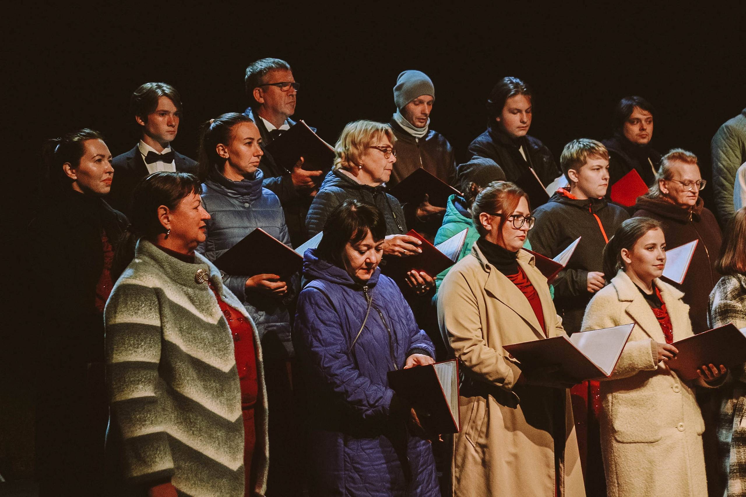 Сургутский хор ветеранов. Хор в черных платьях и платках. Бог гор в древнем египте. Боги древнего египта ра анубис. Немецкий хор в дк нефтехимиков.