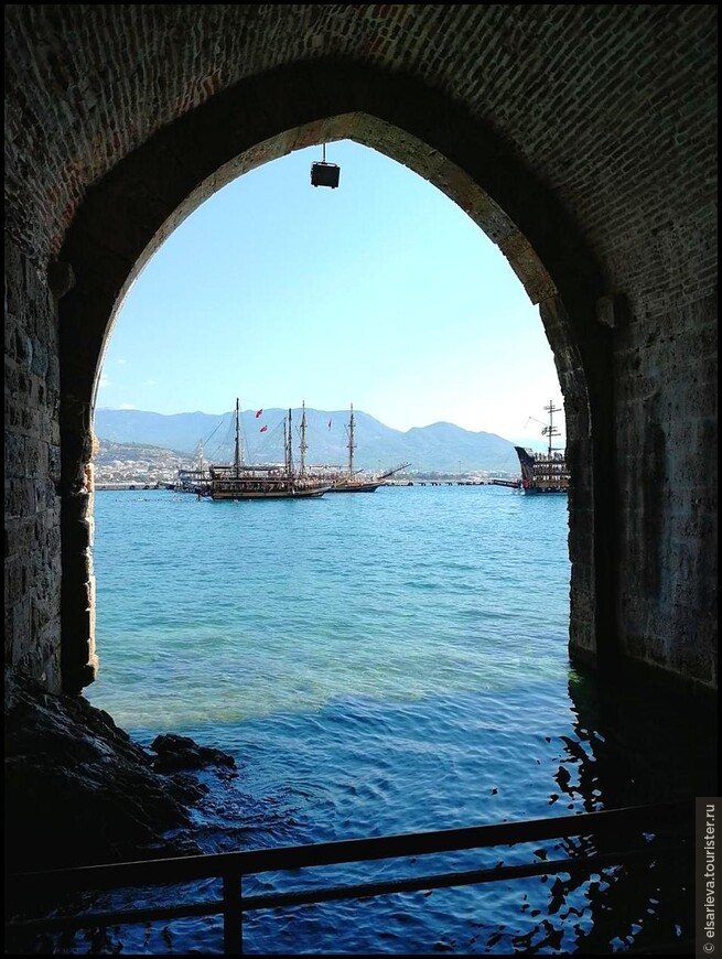 Аланья в ноябре. Пещера Дамлаташ. Красная башня. Судоверфь Терсане.