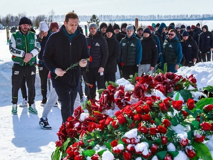 Уфимский «Салават Юлаев» возложил цветы на могилу Родиона Амирова